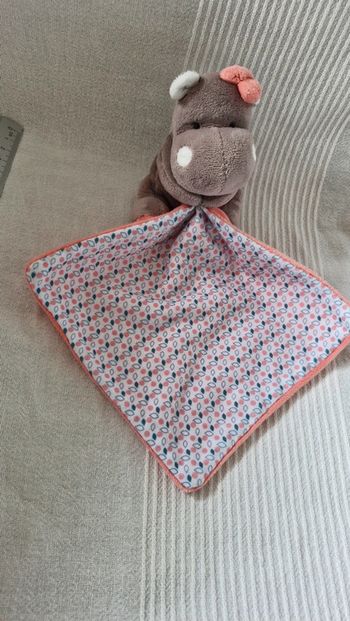 Doudou avec mouchoir  hippopotame  rose Babynat