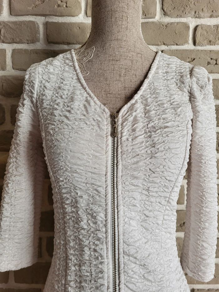 Robe blanche moulante avec fermeture éclair et tissu gaufré - photo numéro 2