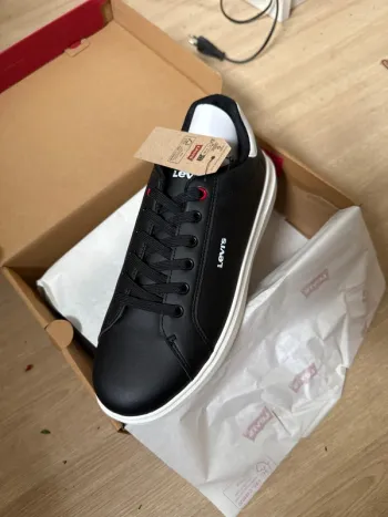 Très jolies baskets Levi’s neuves avec étiquette pointure 39