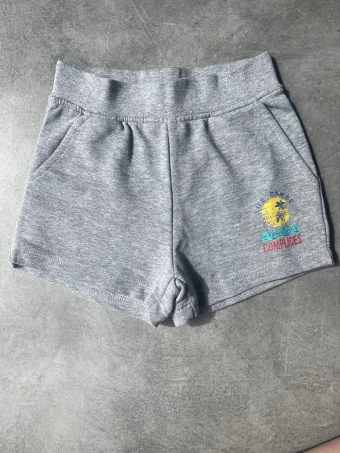Lot 2 short kaki et Gris 5ans - photo numéro 7