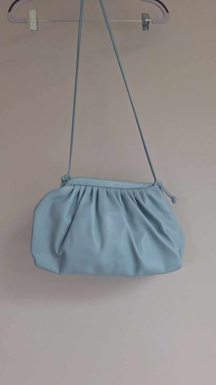 Grand sac fourre-tout bleu ciel porté epaule