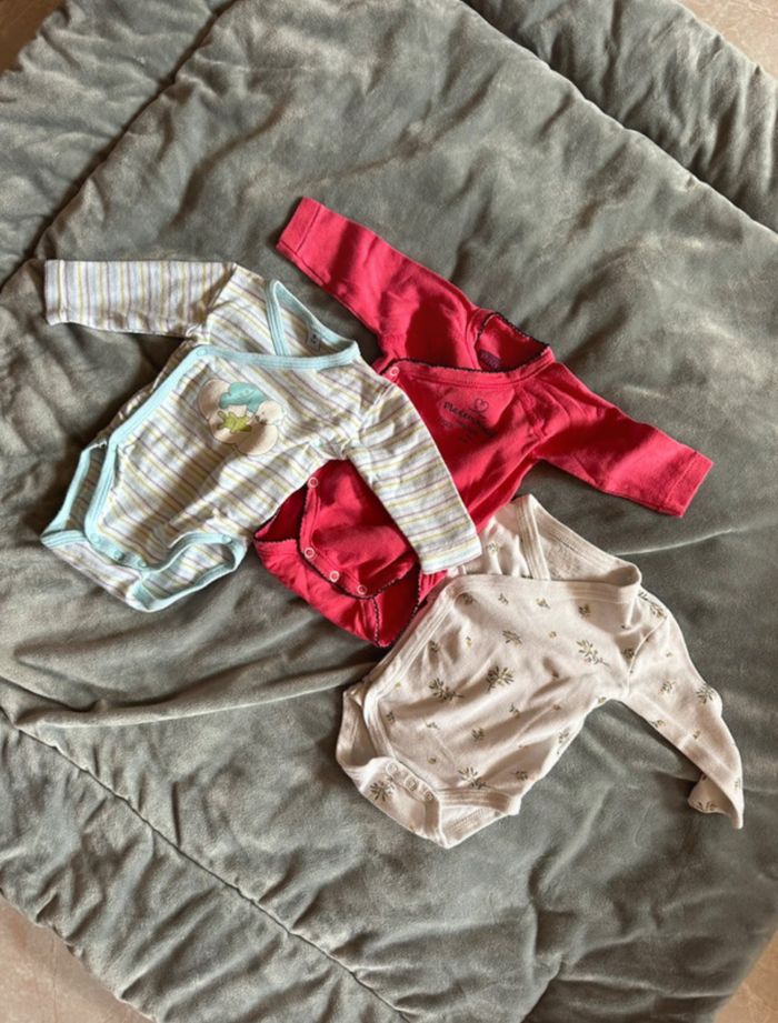 Lot de 3 bodys taille naissance