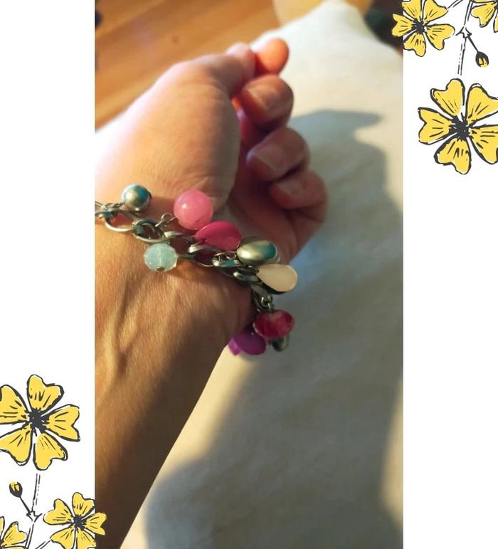 Bracelet chaîne argentée à breloques roses – perles fantaisie - photo numéro 8