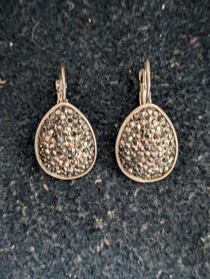 Boucles d'oreilles dormeuses a strass