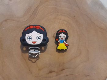 Attache tétine blanche neige