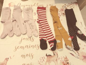 Plus de 30 chaussette toute taille ainsi que six paires de collants en super bon état !
