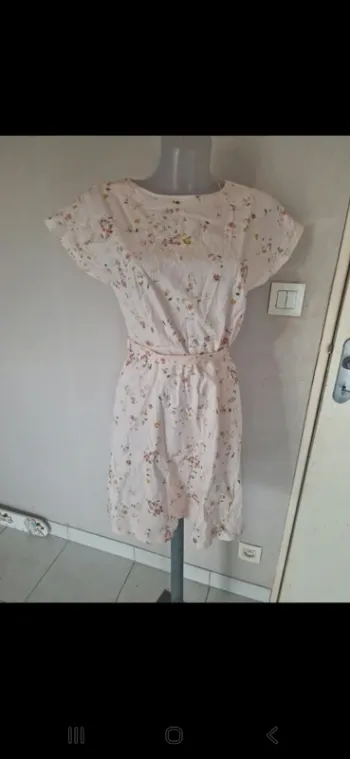 Belle robe fleurie  rose etam taille 36 très bon état