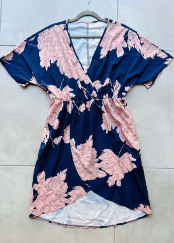 Magnifique robe fleurie bleue marine et rose pale neuve