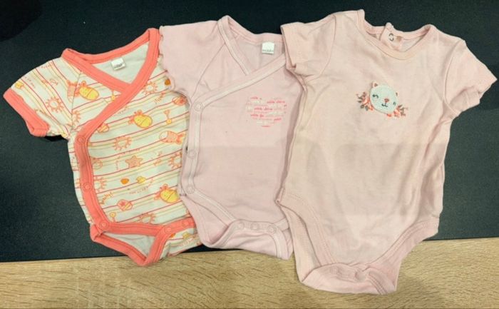 Lot 3 bodys bébé - sans manches - 0 mois - très bon état - marque inconnue