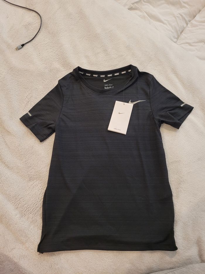 T-shirt Nike neuf, taille XS 7-8 ans - photo numéro 1