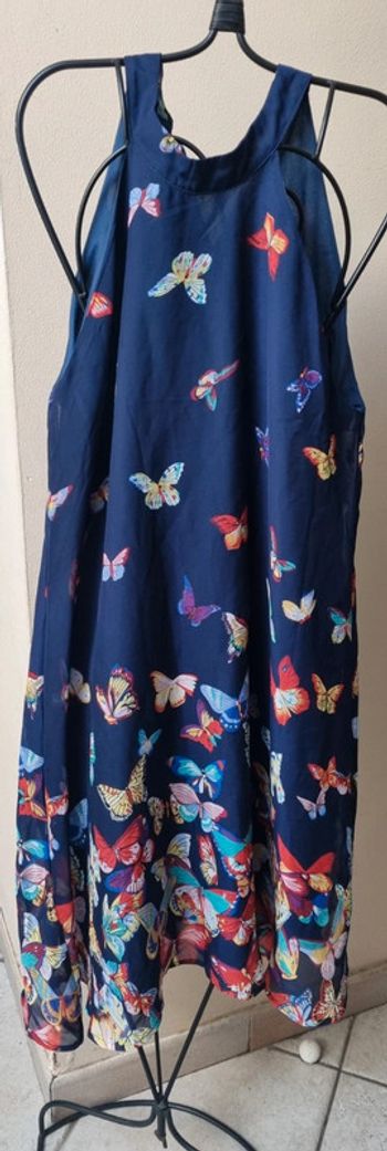 Robe bleue marine avec papillons multicolores