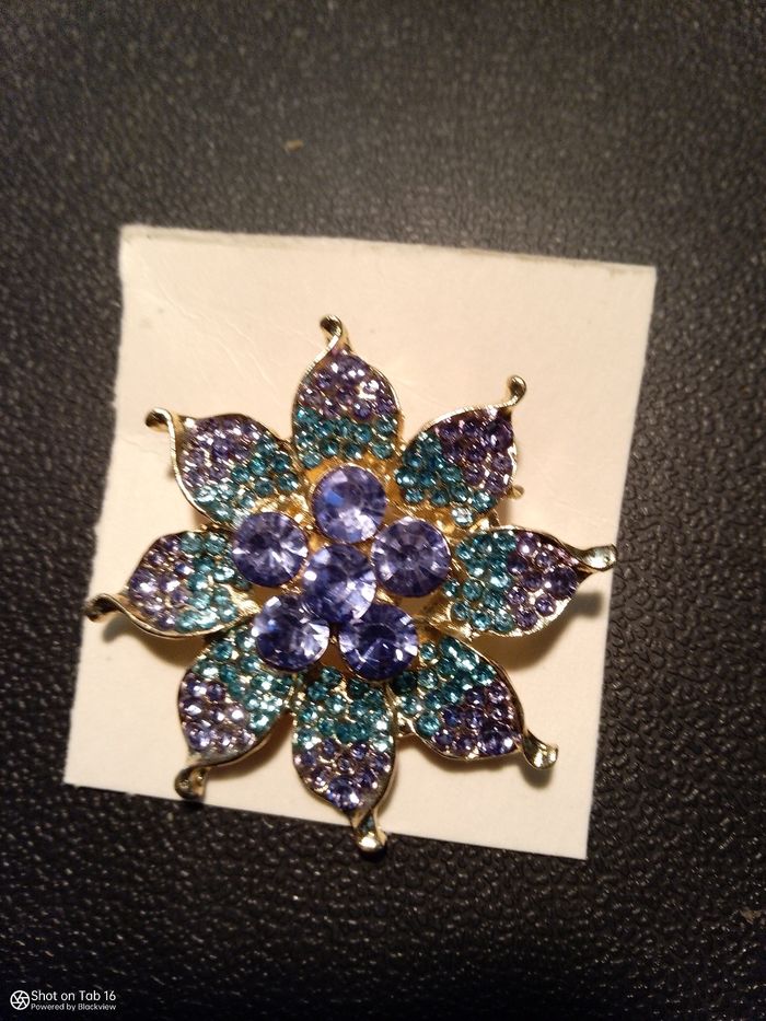 Superbe broche en forme d'étoile ou de fleurs multicolores neuf