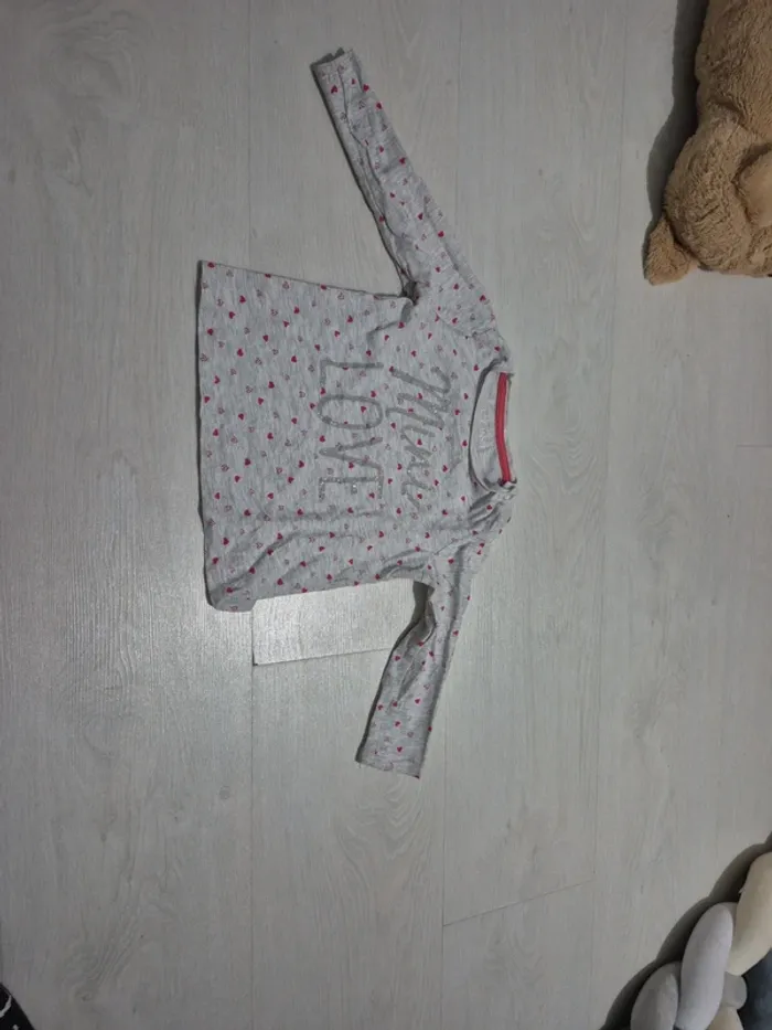 T-shirt gris manches longues motif cœur