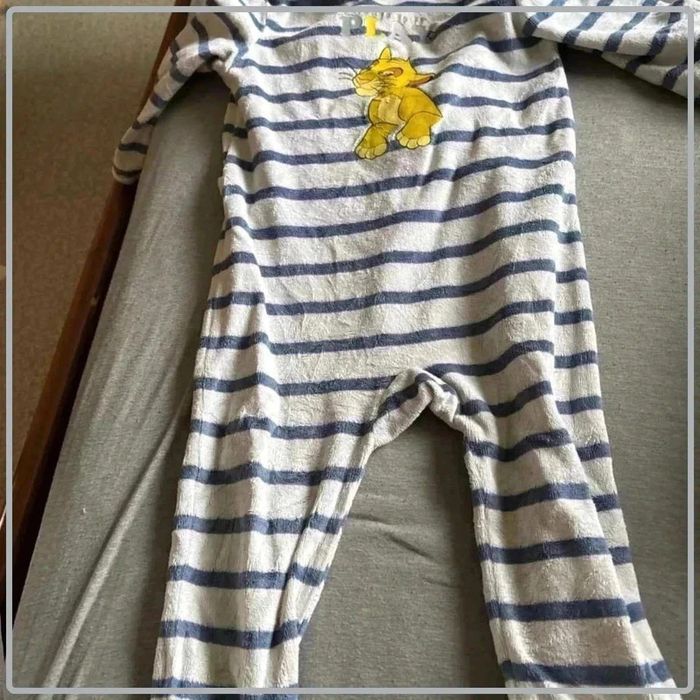 Lot body  et  pyjama simba 24mois - photo numéro 3