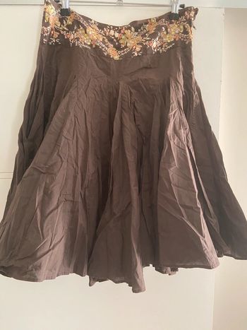 Jupe marron à volants brodée de sequins