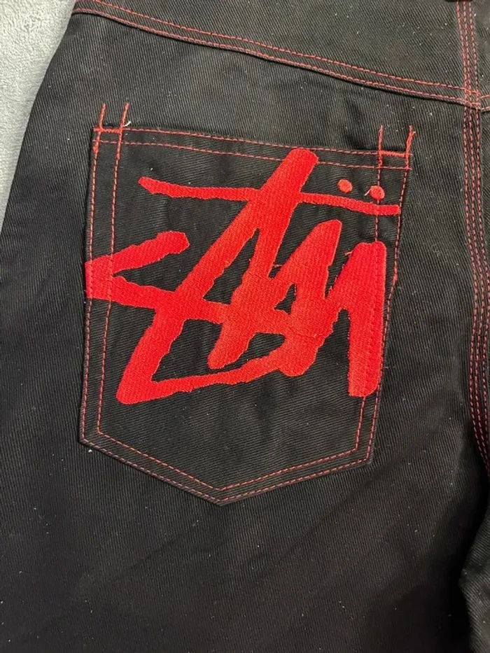 Short/Jort Stussy Embroidered Red Big Logo Back – Taille L - photo numéro 2