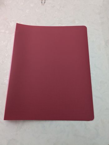 Classeur fin modling rouge .