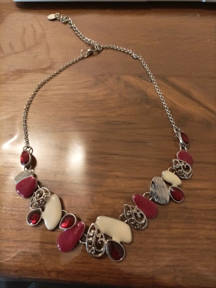 Collier rouge blanc argenté 39 cm