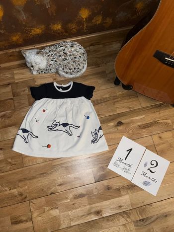 Robe épaisse blanc cassé marine motifs chats petit bateau très bon état 13mois/74cm