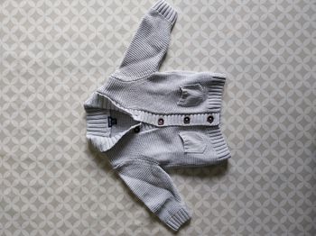 Gilet bébé Kiabi 6 mois gris – Excellent état – Chaud & élégant