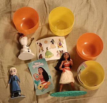 Figurines reine des neiges et vaiana (Pâques/maxi Kinder surprise)