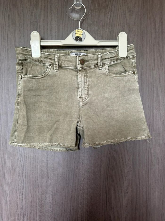 Short fille