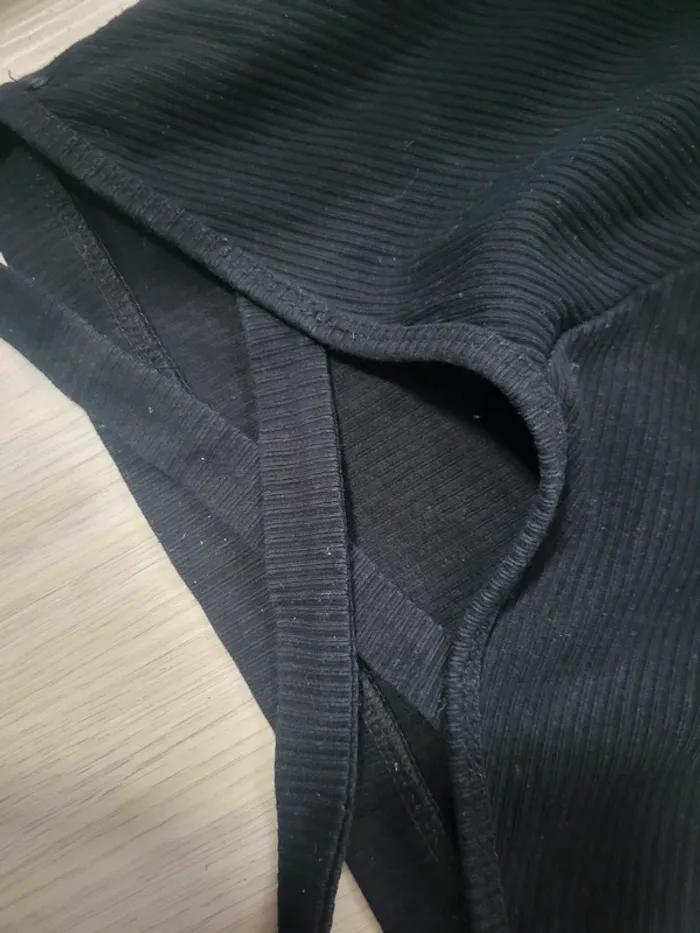 Haut noir bershka avec des bandes croisées - photo numéro 4