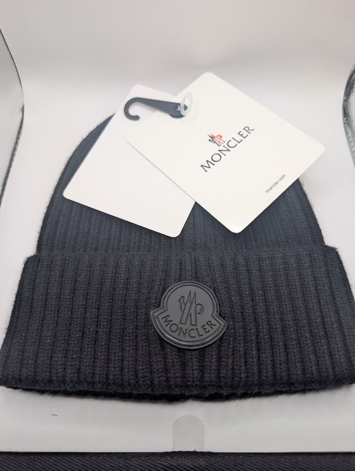 Bonnet moncler neuf avec étiquette