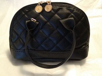 Adorable sac à main matelassé noir