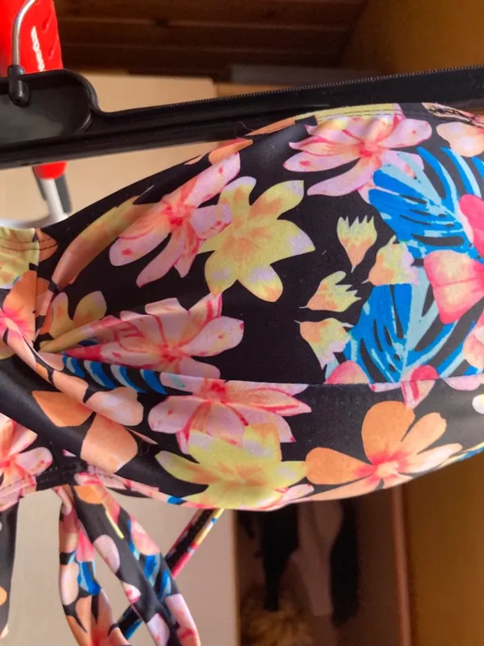 Superbe ensemble bikini noir fleurs exotiques jamais porté marque Tropical Beach - photo numéro 3