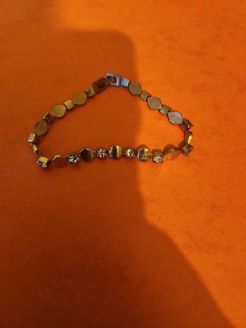 Bracelet doré et brillant