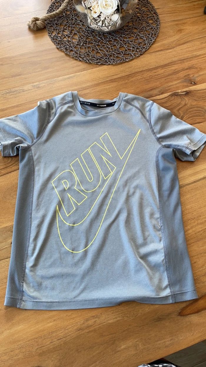 T-shirt Nike gris taille L enfant