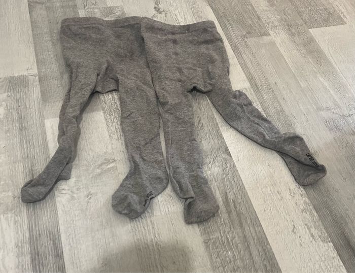 Deux collants gris