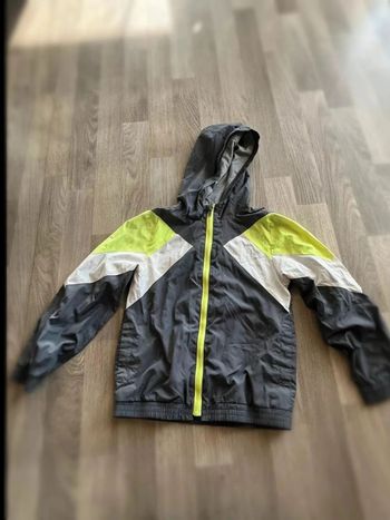 Très jolie manteau veste coupe vent fin taille 8 ans