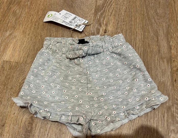 Short à fleurs
