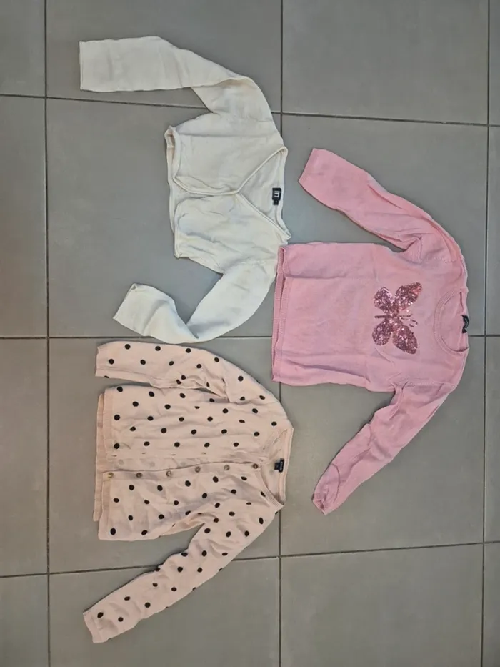 Lot 19 vêtements 6 ans robes jupes pull gilets dpam H&M Gémo - photo numéro 2