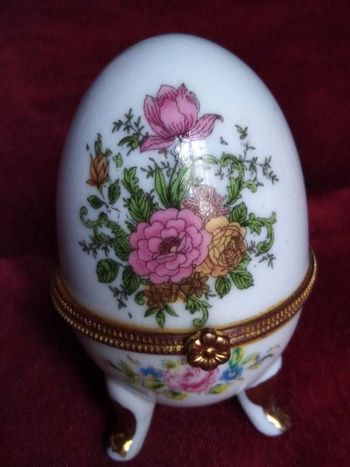 Oeuf en porcelaine avec des roses et des myosotis