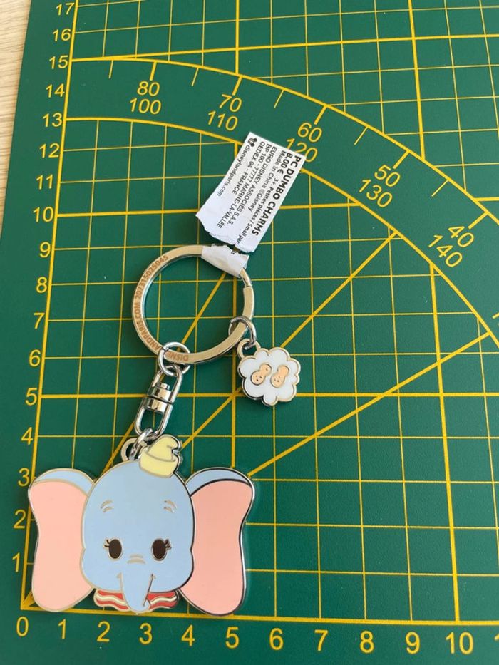 Porte-clés Disney Dumbo - Volant avec nuage & cacahuètes - Disneyland Paris - photo numéro 3