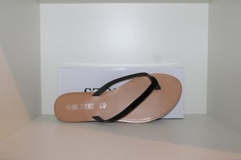 belle petites tongs lanières noire 40