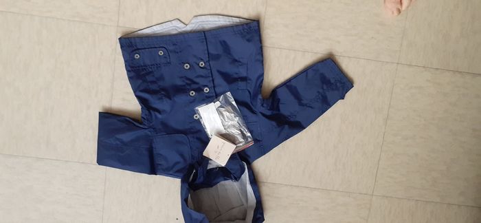 Une veste de pluie  taille 12 mois - photo numéro 3