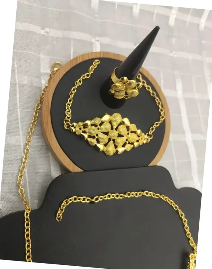 Parure de bijoux dorés sophistiquée - photo numéro 6