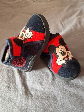 Chausson de bébé Mickey mousse taille 20 comme neuf 