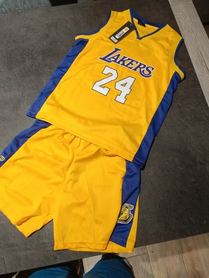 Tenue NBA Los Angeles Lakers Kobe Bryant jaune. T.24