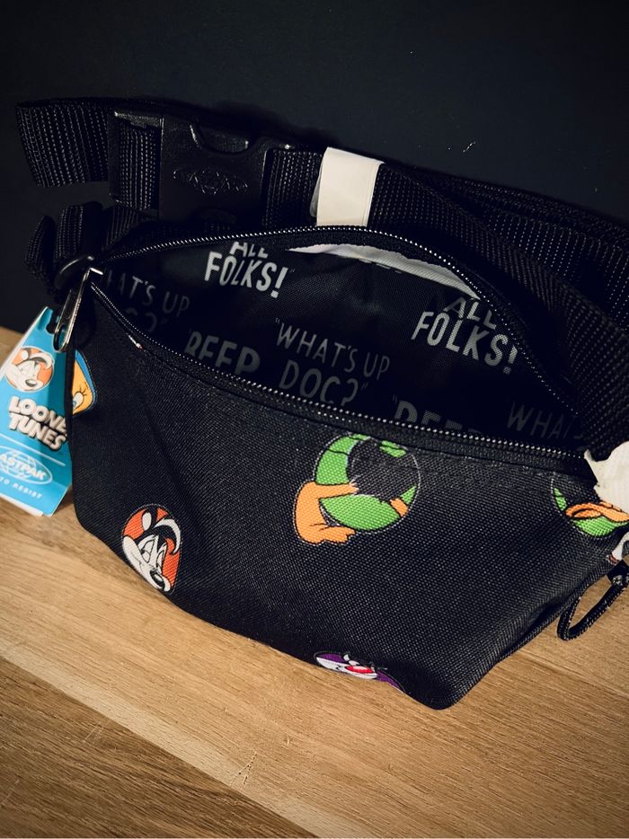 Banane Sacoche Eastpak Looney Tunes neuve - photo numéro 5