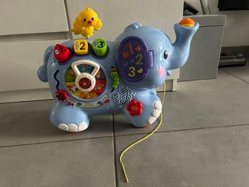 Éléphant a tiré jouet pour bébé