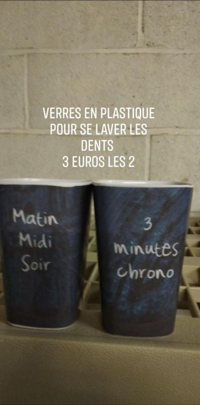Verre en plastique pour les dents