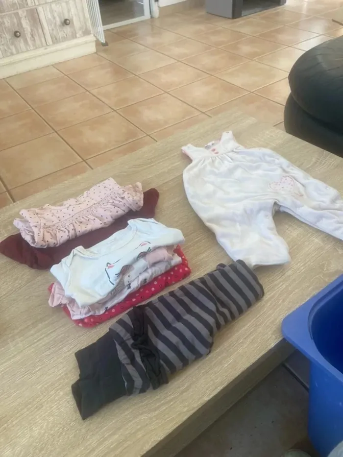 Lot fille 1 mois (8 pièces)