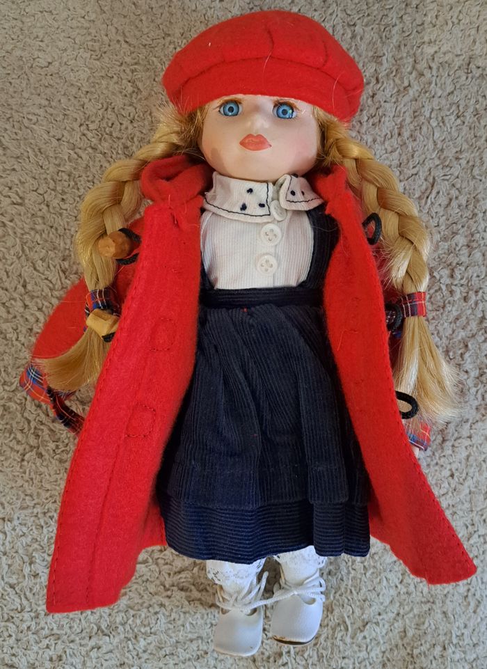 🪆 Poupée en porcelaine - manteau et bonnet rouges - photo numéro 2