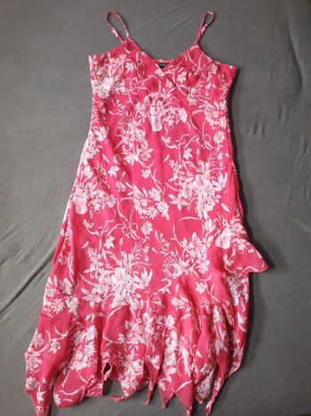 Robe à fines bretelles asymétrique