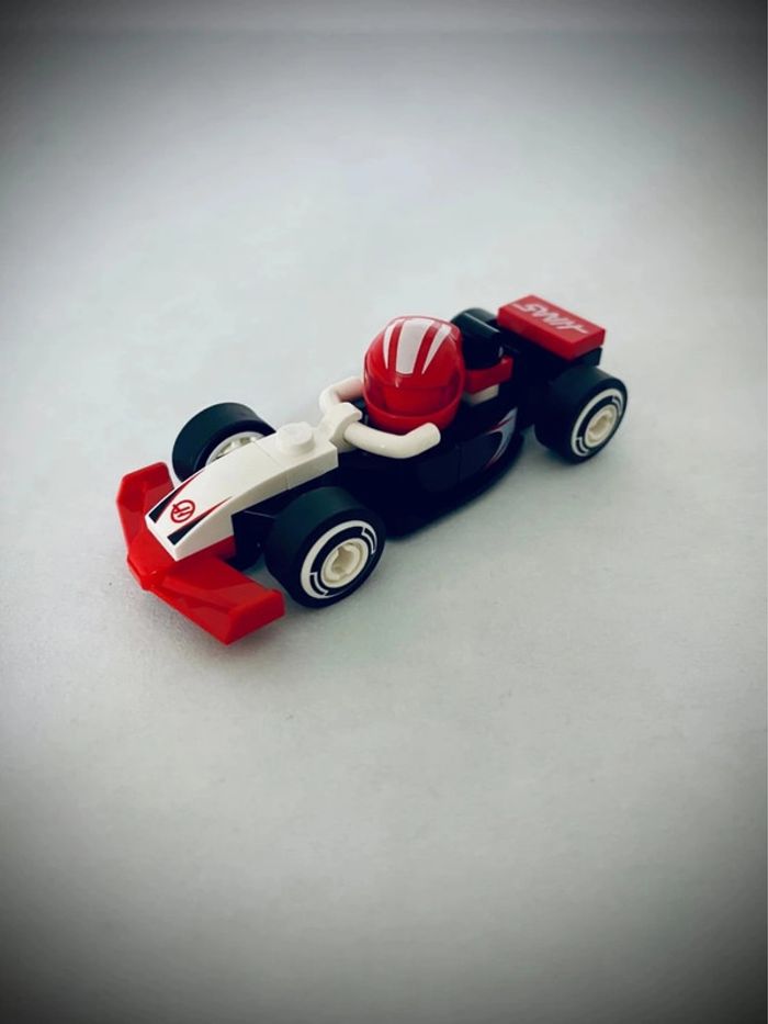 Minifigurine LEGO Série Formule 1 (71049) - N 10 Haas - Très bon état